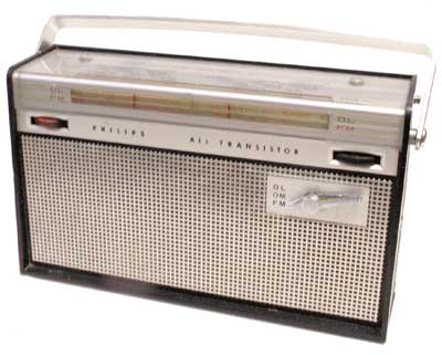 Philips Radio transistor mod. 343 LT (1980-85)
Produzione: Monza
Gamme: O.M.-O.L.-F.M.
Alimentazione: pile 4x1,5 volt.
Dimensioni: 265x70xh155 mm.
