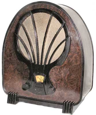 Philips mod. 830 C (Coda di pavone) (1932)
Ricevitore con circuito a superinduttanza.
Gamme: O.M. ed O.L.
Pareti del mobile in "Philite"
Dimensioni: 410x240xh495 mm.
