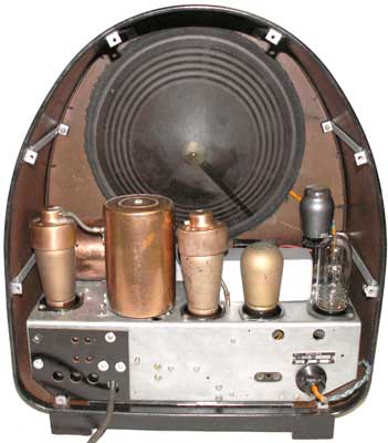 Philips mod. 830 C (Coda di pavone) (1932)
Vista posteriore.
Altoparlante a spillo.
Alimentazione a 110 volt c.c.
