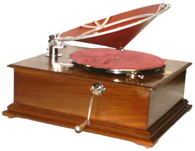 Pathe' mod. 710 (1929-25) Parigi (FR)
Grammofono con diffusore in cartone.
Motore a molla (80 giri al minuto).
Puntina in zaffiro.
