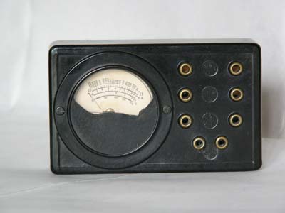 Corso anno 1952
Tester 88,8 ohm/volt: 0,0-4,5-225,0 volt (solo dc); 0-10000 ohm; 0-10 ma.
