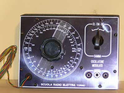 Corso anno 1955
Oscillatore modulato OL/OC/OM. L'alimentazione è derivata dalla radio in taratura o dall'alimentatore autocostruito.
