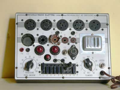 Corso anno 1955
provavalvole "a ponticelli" per il controllo dell'emissione delle valvole. Da usare in abbinamento al "tester" 1000 ohm/volt
