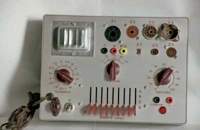 Corso anno 1966
Provavalvole a "levette" per il controllo dell'emissione delle valvole. Da abbinare al tester da 10.000 Ohm/Volt
