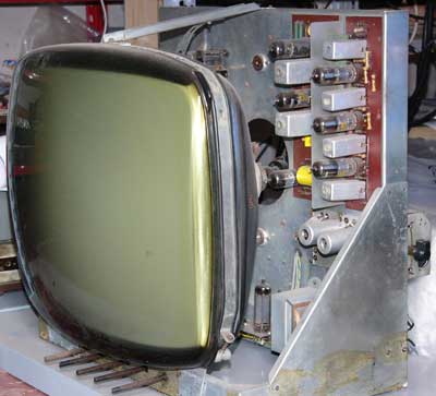 Corso anno 1958
Televisore 19" o 23" mod. S.E. 562. Valvole n. 18 con solo il 1° programma. In seguito venne dotato anche di 2° programma.
