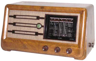 C.G.E. Radio mod. 215 (1942)
Gamme: O.M. e O.C.
Mobile in legno impiallacciato noce chiaro.
Dimensioni: 590x276xh310 mm.
