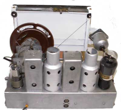 C.G.E. Radio mod. 215 (1942)
Supereterodina (con secondario accordato)
Valvole: 6A8G, 6K7G, 6Q7G, 6V6, 5Y3, EM1.
Altoparlante elettrodinamico (diam. 280 mm.)
Alimentazione 110-275 volt
