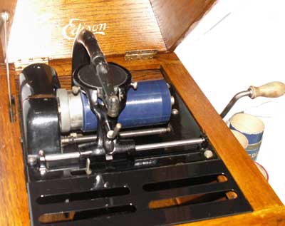 Thomas A. Edison mod. Amberola 30 (1915 USA)
Tromba metallica interna
Motore a molla, caricamento a manovella
Mobile in rovere chiaro
Dim.: 315x400xh335 mm.
