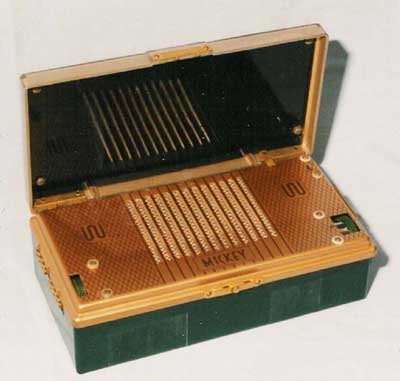 FARA Radio mod. Mickey (1950/1953)
Radio portatile a valvole, tipo supereterodina ad Onde Medie.
Valvole: DK91, DF91, DAF91, DL92 (o equivalenti americane).
Alimentazione: 67,5/1,5 volt; da rete con alimentatore in dotazione.
