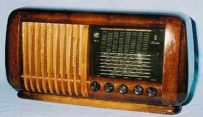 Radio Magnadyne mod. FM4 (1950/51)
Supereterodina FM, O.M. e sei Onde Corte.
Valvole: EF42, EC80 (discriminatrice F.M.), 6BA6, 6J6, EF42, 6SQ7, 6V6, 5Y5, 6E5.
Alimentazione a rete 110/220 volt (telaio separato).
