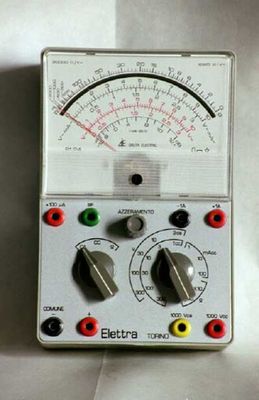 Corso anno 1980
Tester mod. 981 (simile a quello del 1966) con sensibilità 20.000 Ohm/Volt.
