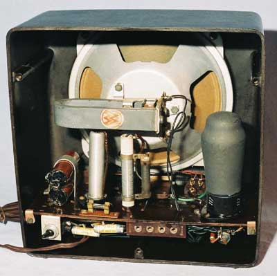 DK38, nella versione 1946/50.
In questa versione post-bellica la valvola raddrizzatrice è sostituita da un raddrizzatore al selenio.
