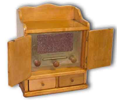 radio "The spice cest" mod. 484
Supereterodina O.M.
Produttore: Guild Radio & TV Co. (USA)
Anno: 1954
Valvole: 12AV6, 12BE6, 12BA6, 50C5, 35W4
Alimentazione: c.c/c.a. 105-125 volt. Mobile in legno di rovere.
