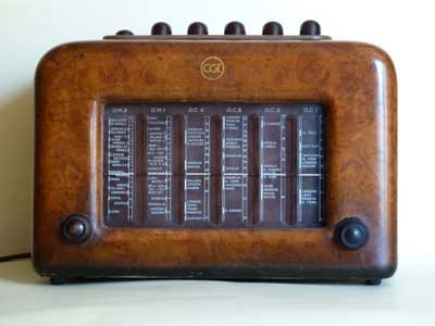 C.G.E. Supergioiello (radio da comodino)
Modello prima serie (1948).
Due Onde Medie e quattro Onde Corte.
Dimensioni: 260x170x140 mm.
Valvole: 12EA7, 12NK7, 12Q7, 35L6, 35Z5.
