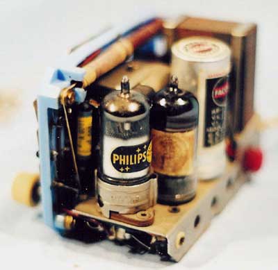 ERA Gnomo mod. R2-G (1950/51)
Vista interna che rivela la estrema compattezza del montaggio. Si tenta di contrastare l'avvento del transistor, soprattutto nel settore delle radio "da compagnia".
