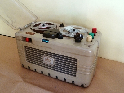 G255-S (1955)    "Gelosino" registratore a nastro per famiglia
Doppia traccia, due velocità 4,75-9 cm/sec, risposta in frequenza 80-6000 Hz.   
Valvole 12AX7, UL41, DM70
Alimentazione in a.c.
                                       

