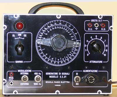 Corso anno 1956
Oscillatore modulato mod. S.E.21 (OL/OM/OC). Modulazione interna 400 e 1000 Hz ed esterna. Valvole: ECH42, AZ41.
