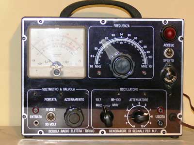 Corso anno 1956
Generatore di segnali per M.F. 88-100 Mhz con quarzo a 10,7 Mhz. Anche voltmetro elettronico. Valvole: 2x12AU7, AZ41.
