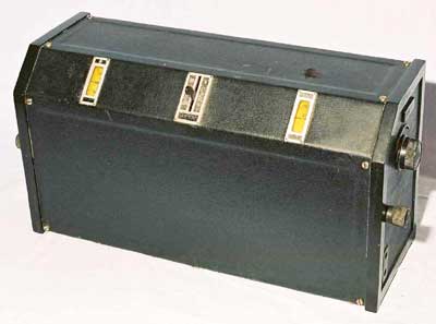 Philips mod. 2514 (1928)
Apparecchio ad amplificazione diretta per O.M. ed O.L.
Valvole: A409 (B443), E415, 506, E442. Alimentazione da rete elettrica 127 volt.
Accensione e spegnimento si effettuano inserendo e togliendo la spina dalla presa.
