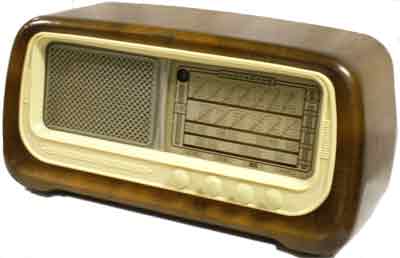 Radio Magnadyne S 96
Produzione: Italia 1950-51
Supereterodina 2x O.M. e 2x O.C.
Valvole:UCH42, 12BA6, 12AT6, UL41, UY41, EM34
Alimentazione da rete 110-220 volt
Dimensioni: 595x240x295 cm. Mobile in legno noce chiaro

