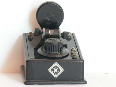 NORA radio a galena (1928).
Modello DA50.
Dimensioni: 130x150x150 mm.
Mobile in legno.
