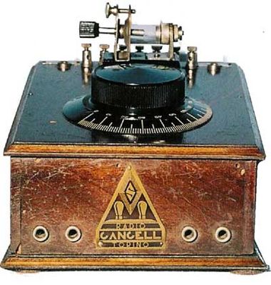 Cancell-Torino (I); (1922-25)
Tipo: Radio a galena (ascolto in cuffia)   
Gamme: OM
Valvole: ---
Alimentazione: ---
Mobile: in legno noce scuro
Dim.: 120 x 180 h 80 mm.

