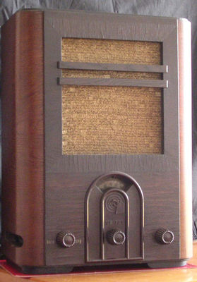 VE301GW (1933)
Radio popolare tedesca (1933). Mobile in legno di quercia. Stesso schema del VE301W, ma con alimen. c.a e c.c.

