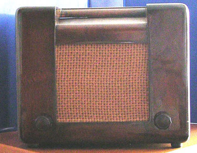 Radio Roma (1939)
Ultimo modello della serie radio popolari italiane. Privo di segni del regime.
