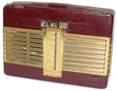 Voxson-FARET (I); Superdinghy  mod. 504; (1955-59)
Tipo: Radio superet. portatile
Gamme: OM/OC1/OC2
Valvole: DK92-DF92-DL94-DAF91
Alimentazione: batterie (67,5/1,5V) e da rete con alim. 110-220V
Mobile: plastica  antiurto (custodia in cuoio)
Dim.: 225 x 65 h 160 mm.

